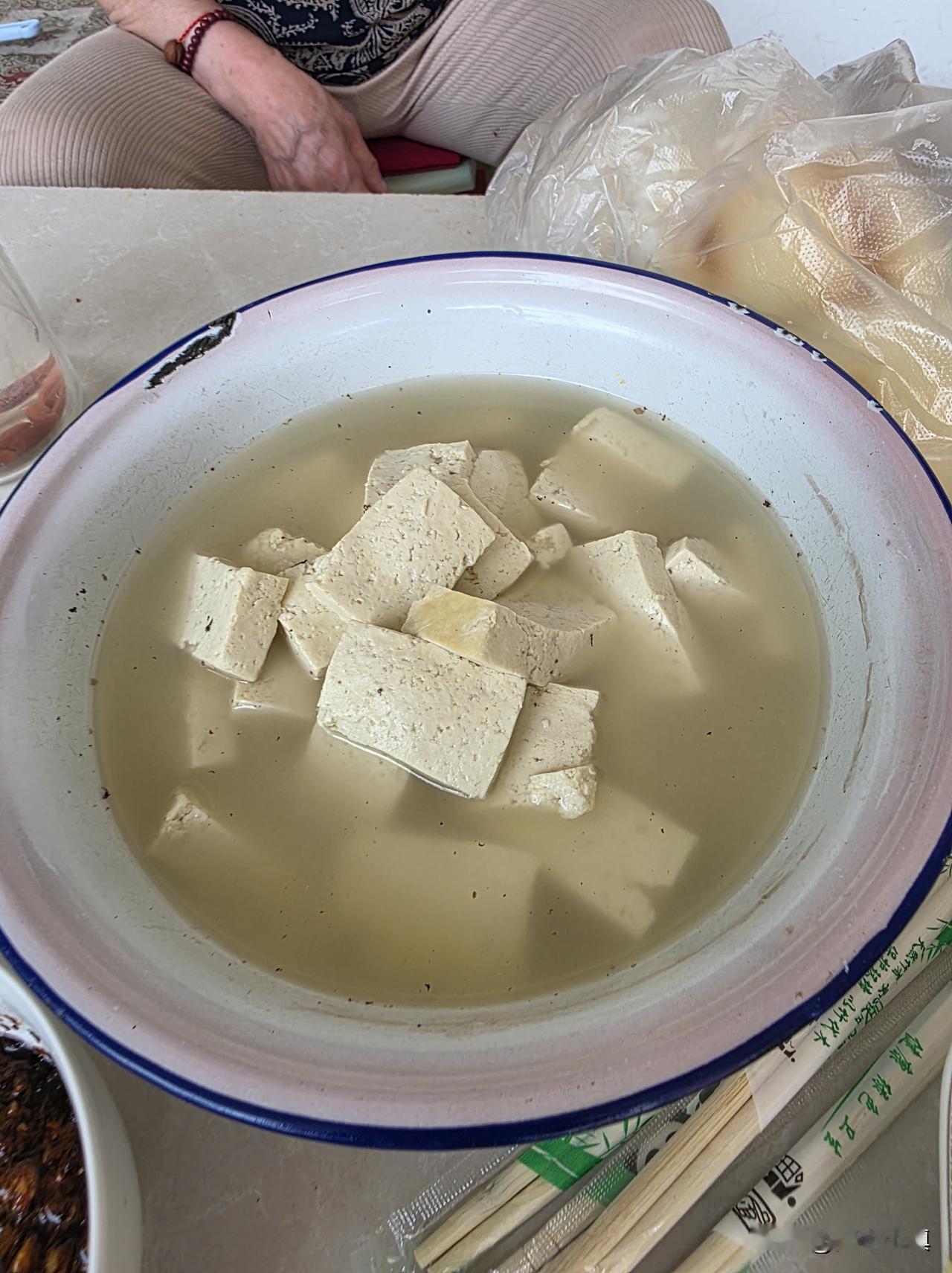 这顿午饭简单得不能再简单，却可口得不能再可口……清水豆腐，芹菜炒土豆丝，火烧
