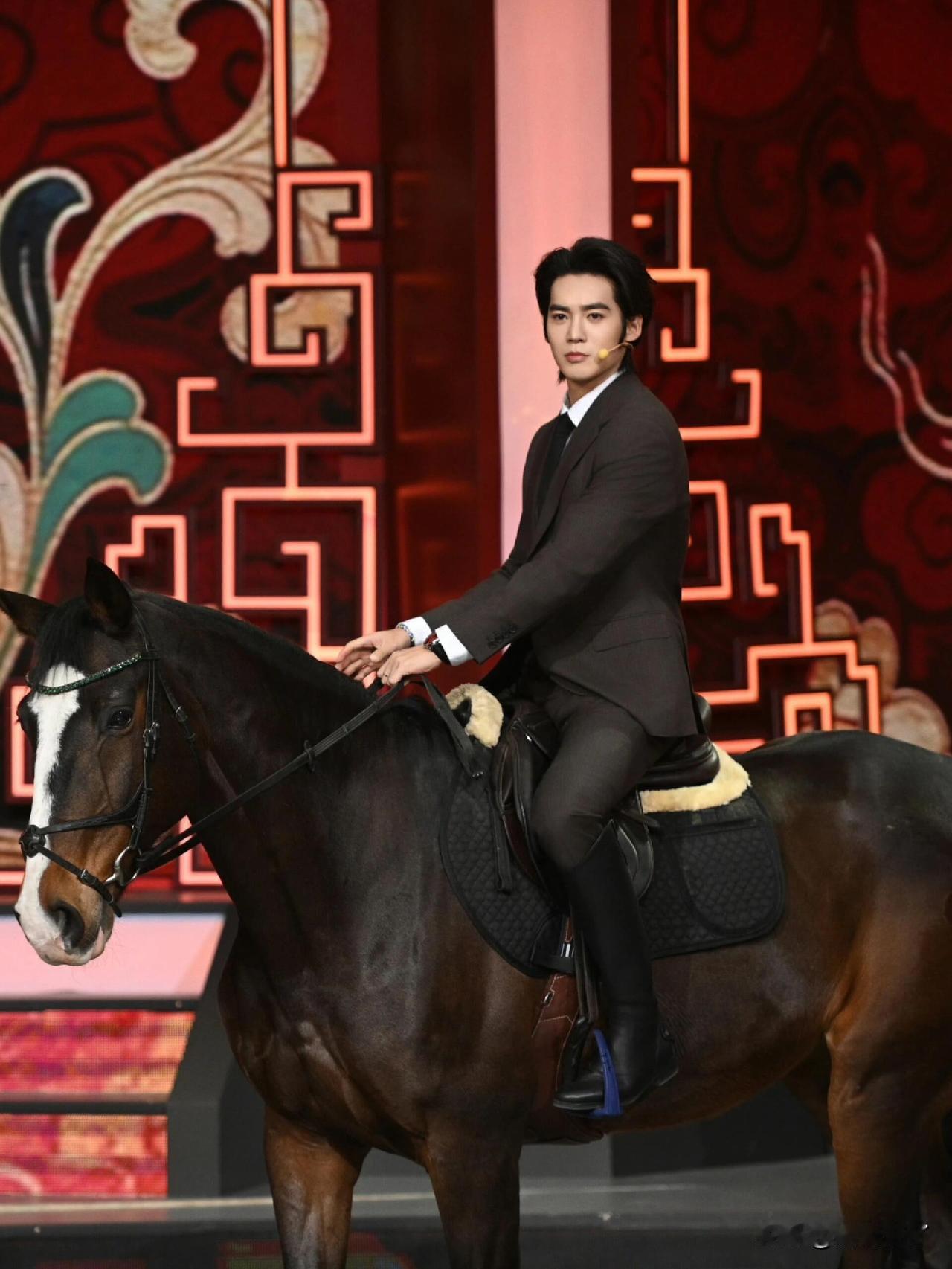 2026辽宁春晚开场直接炸了！于适骑真马登场，成了春晚骑马第一人。少年感直接拉满