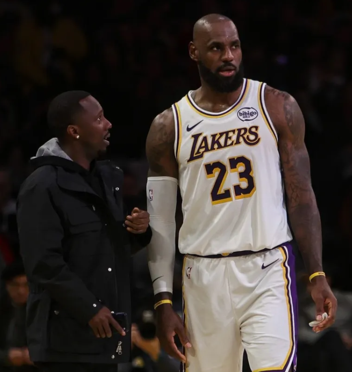 据ESPN名记BrianWindhorst报道，勒布朗-詹姆斯的团队在今夏的续