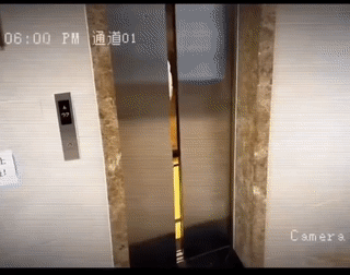 男人的快乐就是这么简单。他们看到美女就挪不动步了？搞笑幽默趣闻