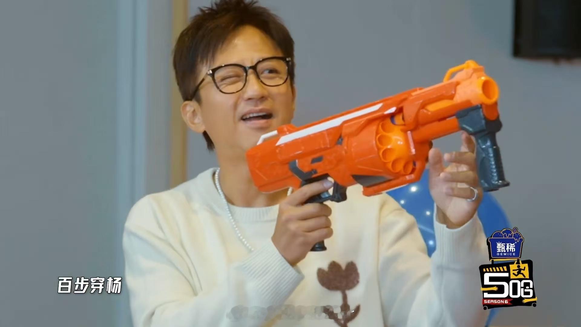 邓超开团陈赫鹿晗秒跟哈哈哈哈哈有人觉得三人讨好评委很有梗，有人觉得略显刻意，你