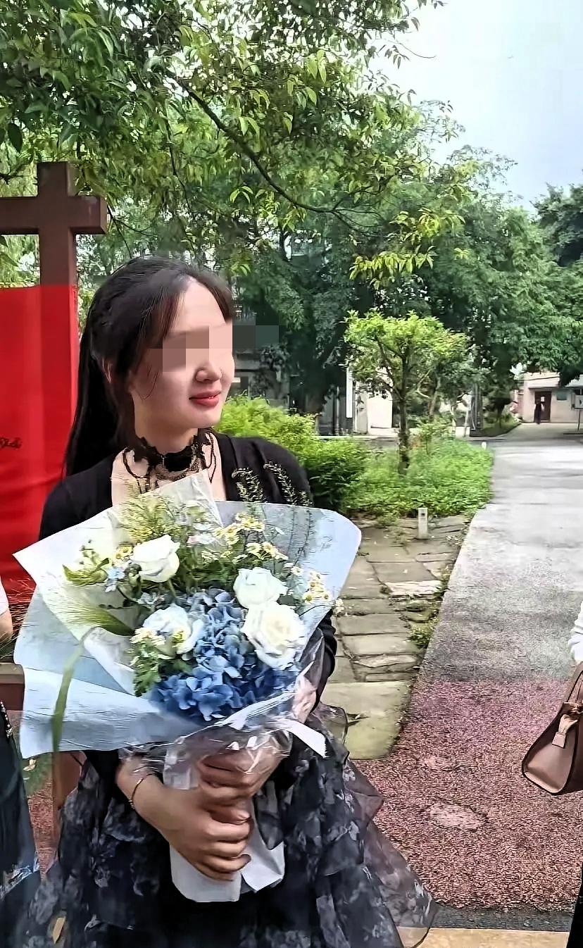 19岁的独生女儿，说没就没了。四川泸州的赵诺淇，永远停在了8月5号。女孩早