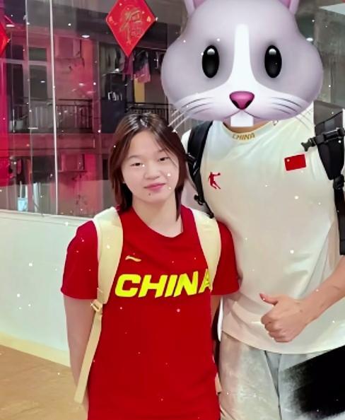 最近，全红婵身穿中国队服，背着双肩包与队友“谭哥”同框的照片再次引发关注。镜头
