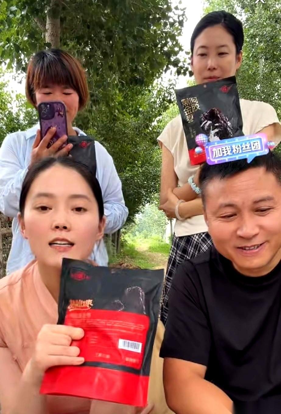 镜头一转，海哥的新宠“表妹”正式上线。她站在C位，对着镜头熟练地展示产品，讲解