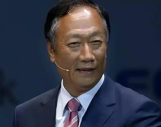 郭台铭花六年时间在印度画的饼，被三百个人的行李箱碾碎了。2025年7月，印度卡纳