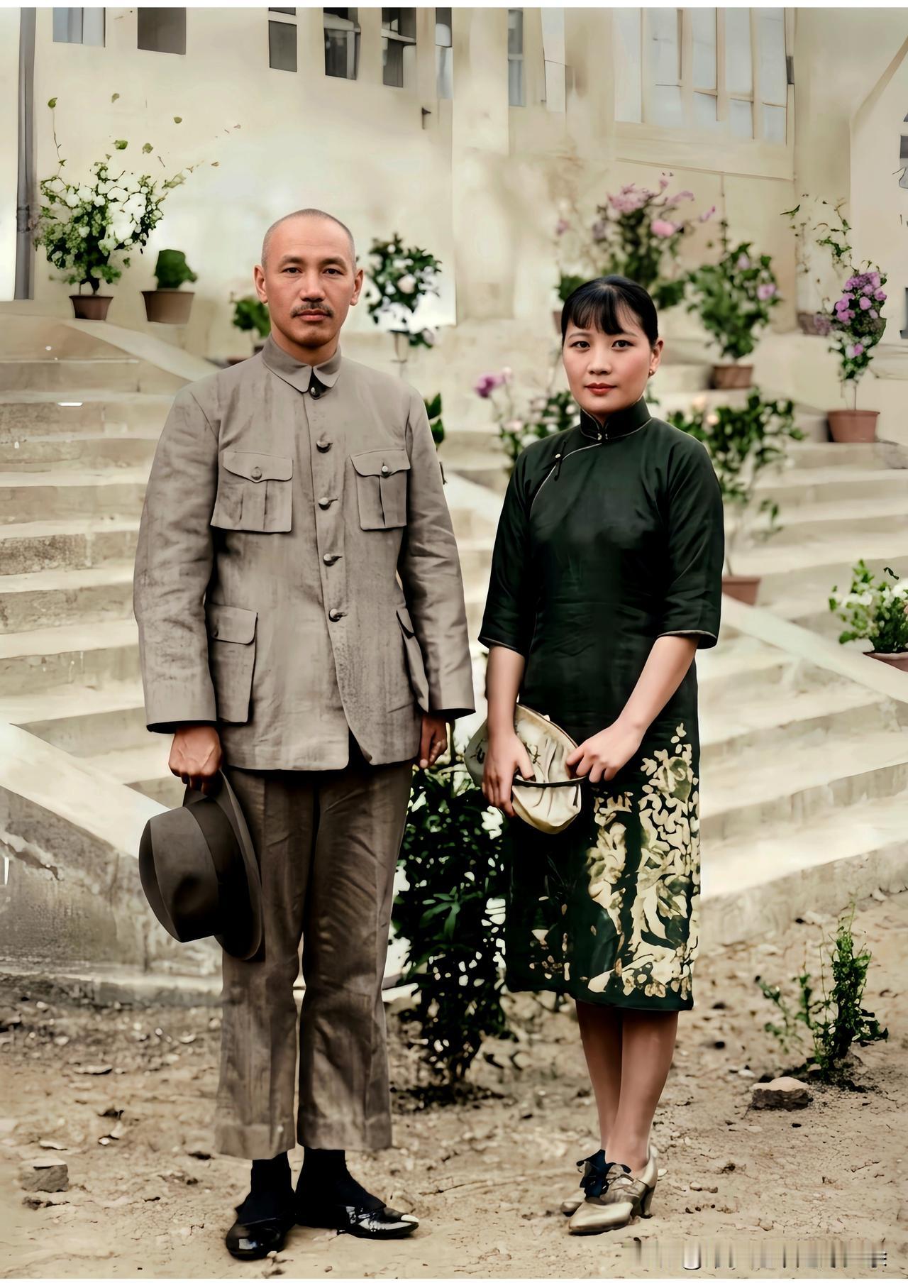 1934年，在南京的蒋介石和宋美龄。大伙儿都瞧清楚！这并非演戏，也而非电视中的演