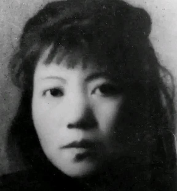 1948年，李青林被捕，在狱中，她宁死不承认共产党的身份，敌人叫出卖她的叛徒涂孝