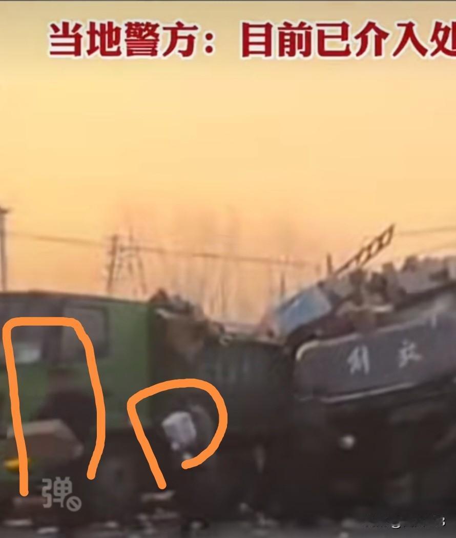 现场有人大喊“别抢了”。河南鹿邑一货车发生事故后货物被哄抢，官方：拘留5人！