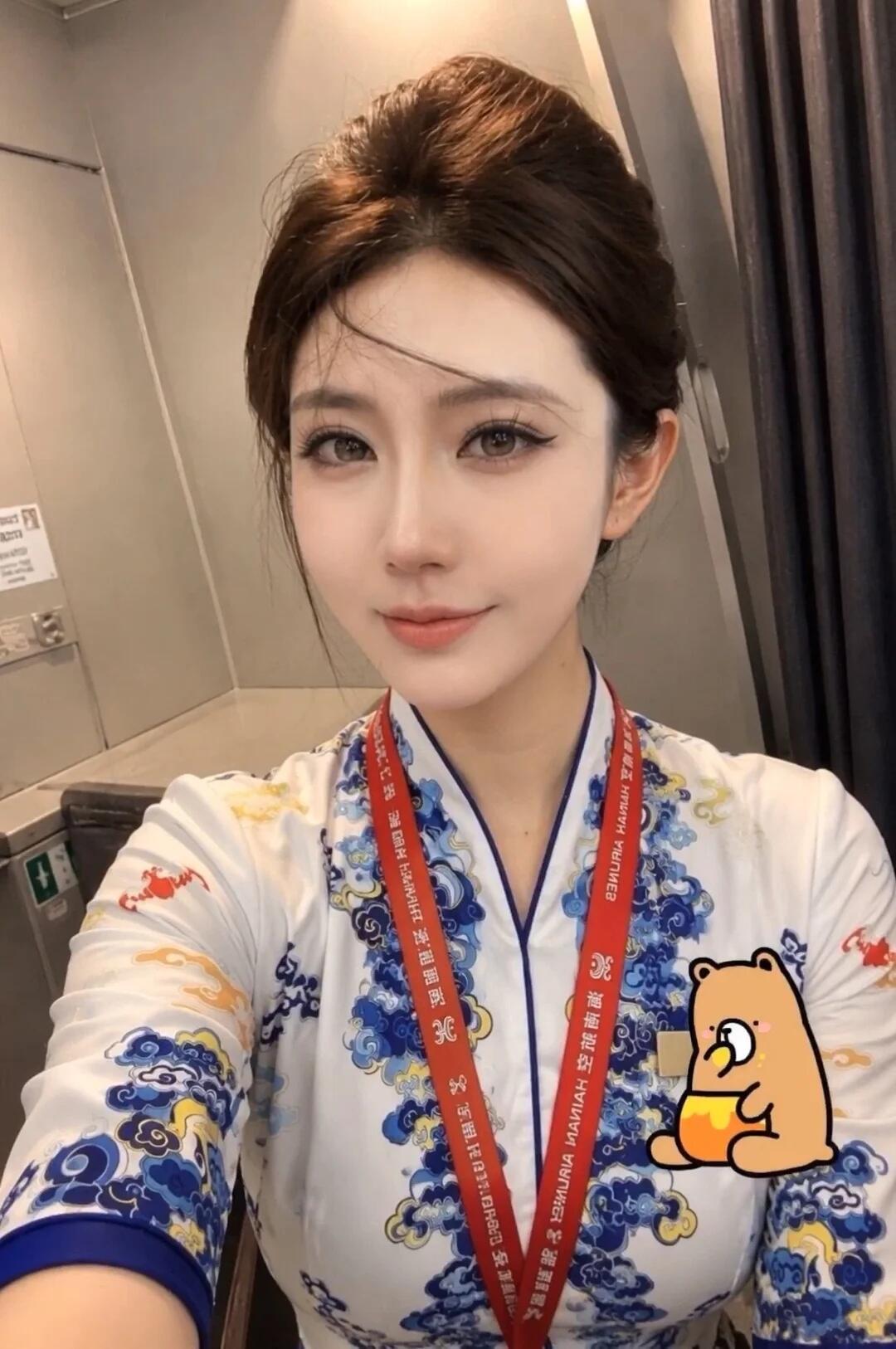 穿着旗袍，戴着卡通挂绳，自拍一张。