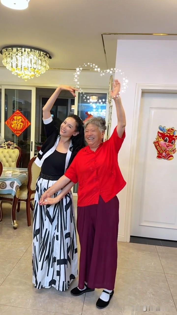 1月28日，郭晓东更新生活日常vlog，并配文“温馨时刻”。视频中，程莉莎与