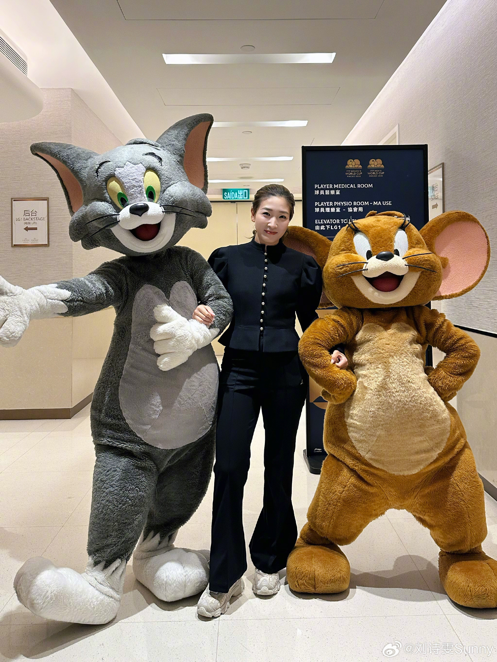 #刘诗雯晒孙颖莎夺冠合影#晒出昨日澳门世界杯女单颁奖仪式合影，并配文：#澳门世