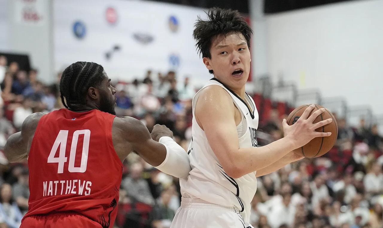 杨瀚森又送出了全队最高的助攻数！在刚刚结束NBA夏季联赛，杨瀚森代表开拓者对阵