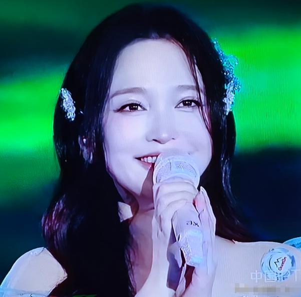 央视七夕晚会，被金莎彻底震撼了，不是她唱了经典歌曲，而是很难相信她已经是43岁的