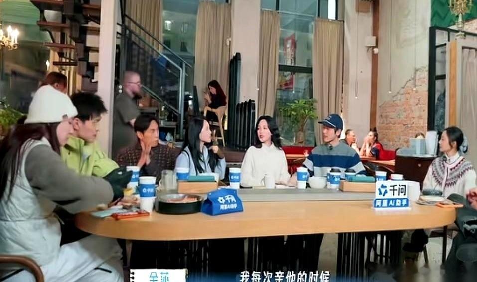 金莎这恋爱谈的，真是没把镜头当外人。她看着旁边小她19岁的男友孙丞潇，突然开口