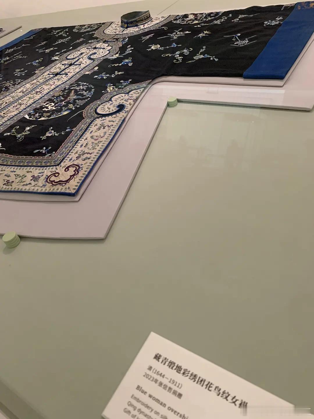 张信哲给上博捐了12件晚清民国服饰就是唱《过火》的张信哲！