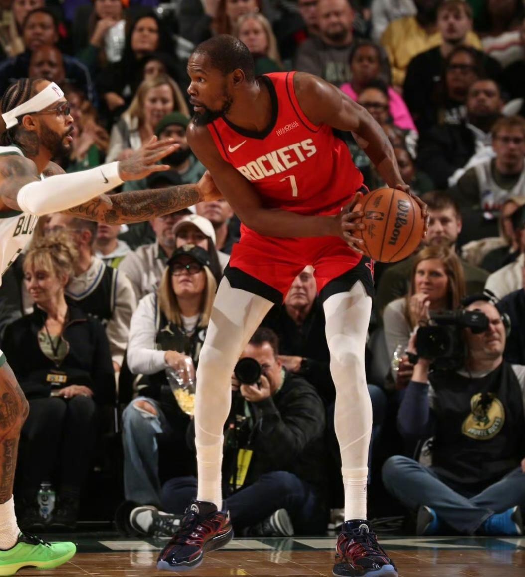 打爆申京和阿门，字母哥赢数据，兰特镰刀挥舞收比赛。雄鹿VS火箭；字母哥与火箭的