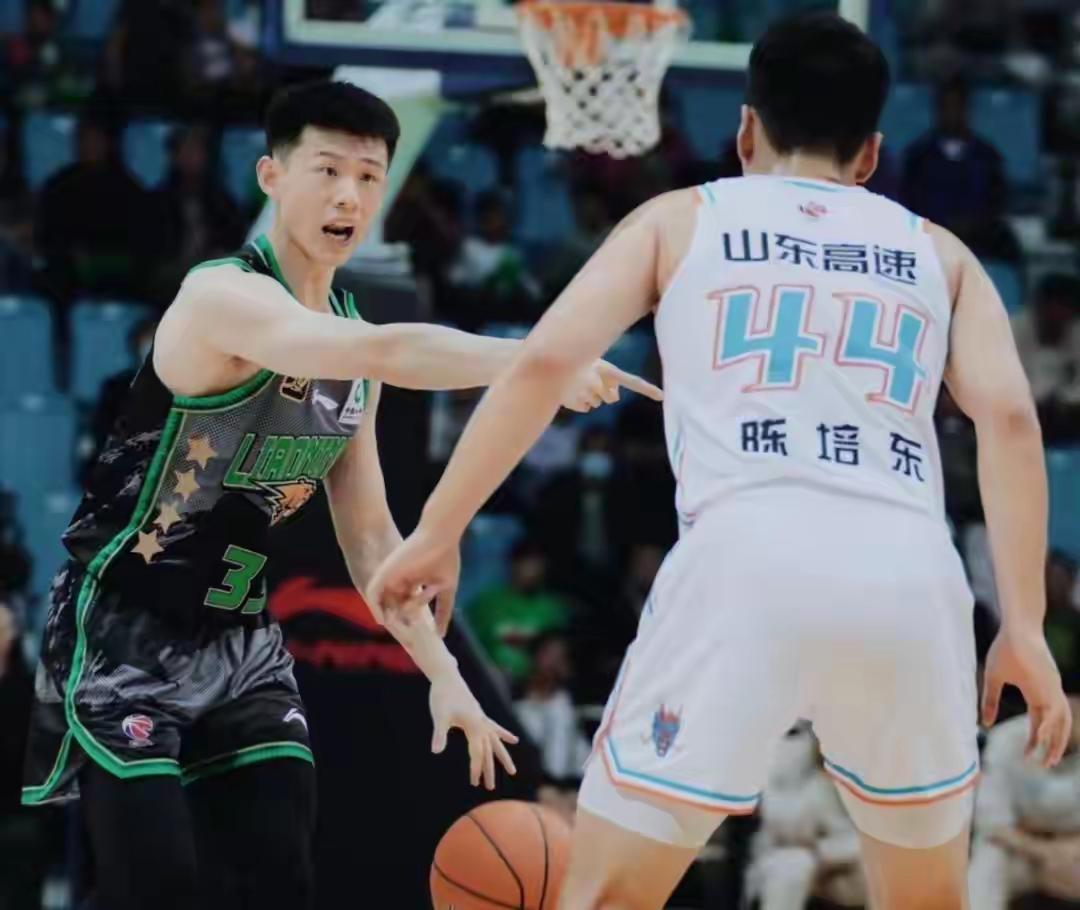 辽宁男篮明年争取签下四川的段瑞奇，很有灵性，赵森要给时间。大牙和虎子再不用就可以