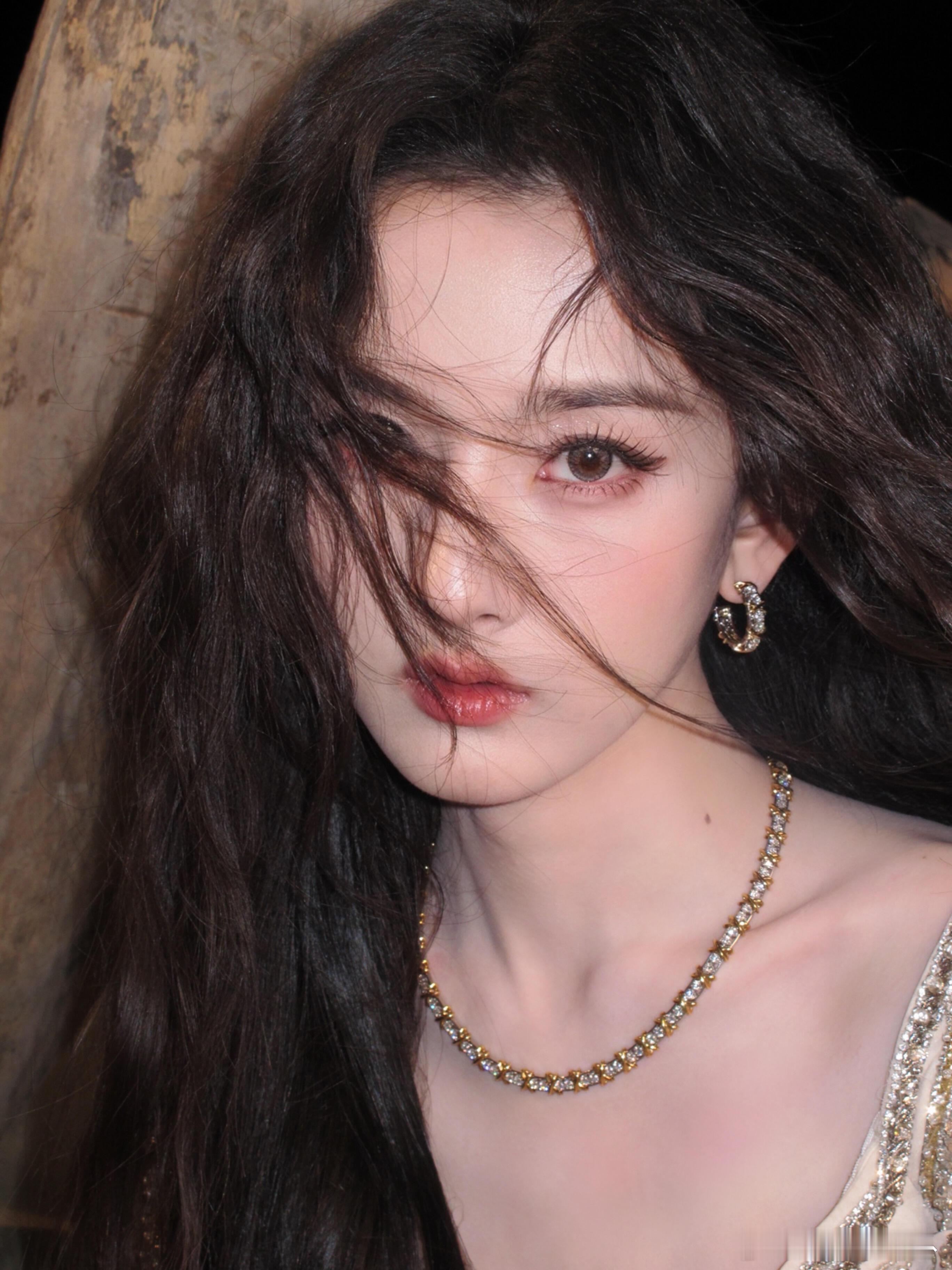 宋祖儿给宋祖儿化的“大漠圣女妆”花絮图～