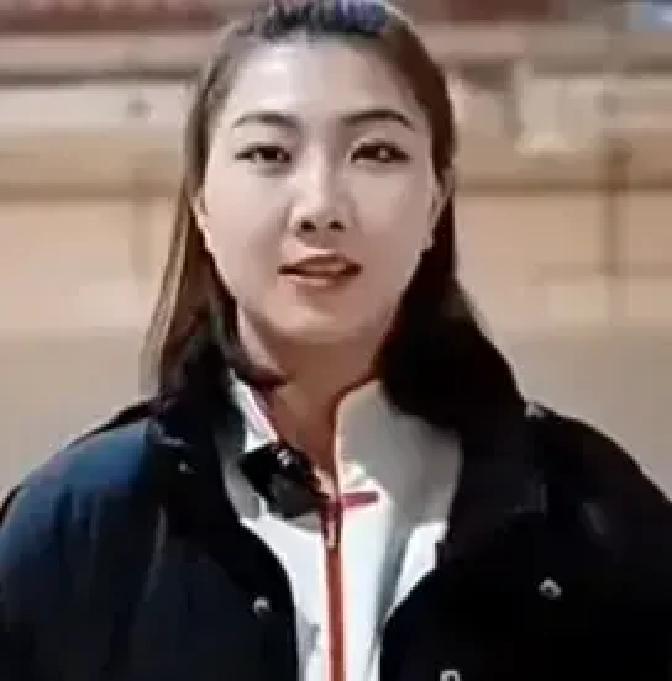 奥运冠军退役第1天，南开抢人！袁心玥把金牌锁进抽屉，转身走进南开体育馆。学