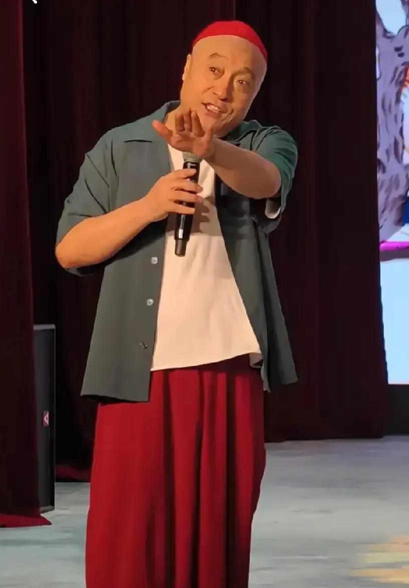 别再说他捡漏了。赵本山最初把宋富贵给了宋小宝，是二柱子跪在剧场外三天，膝盖扎进