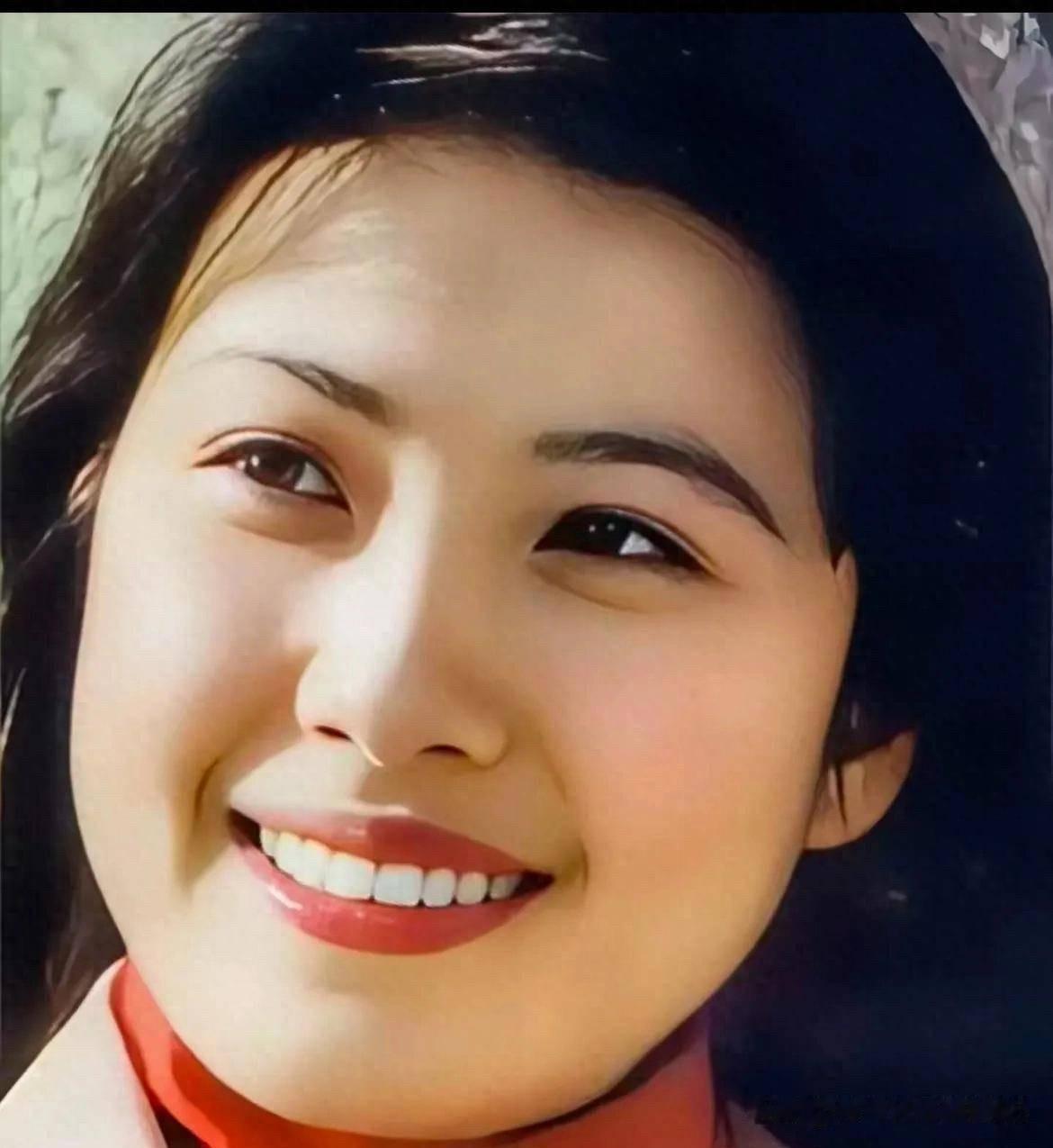 当年她因参演《篱笆•女人和狗》里的“枣花”而被无数人喜欢，那个时候是五官立体，鼻
