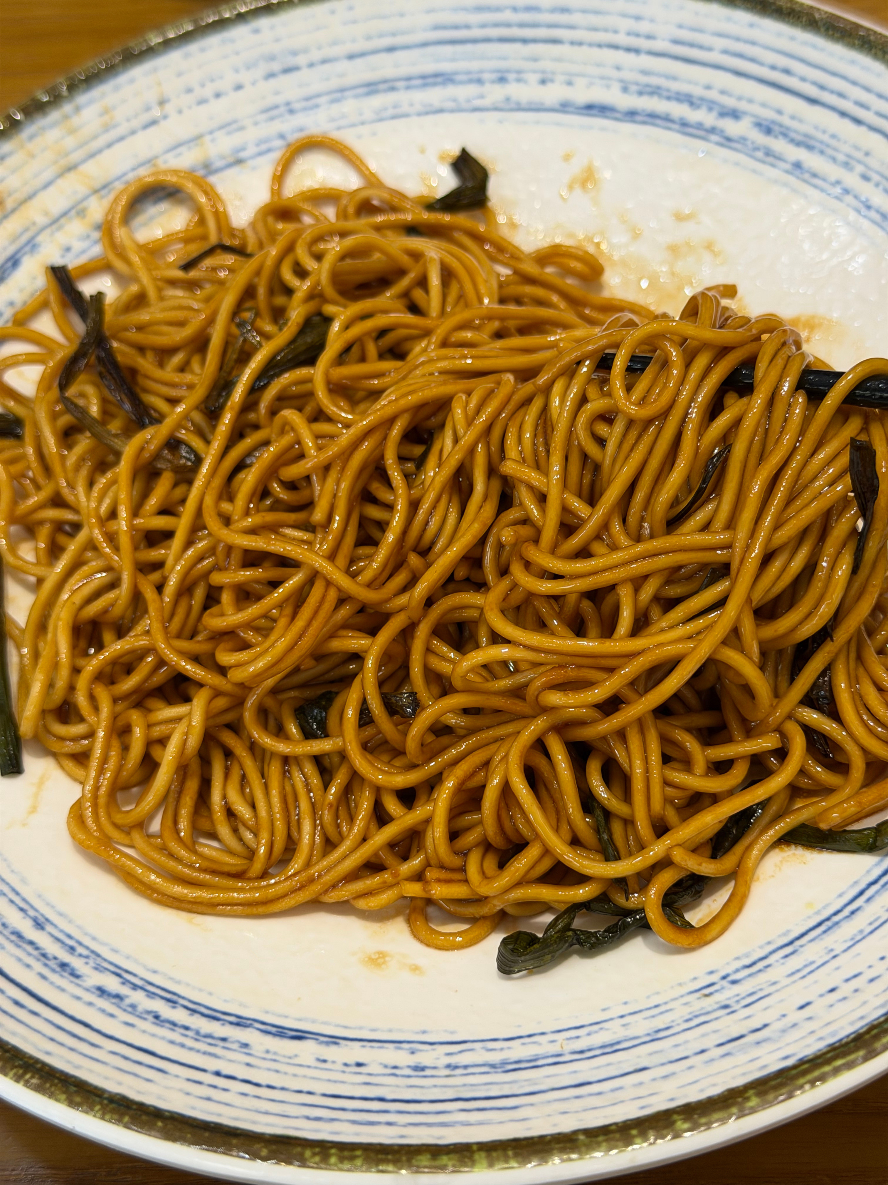 在住的附近随便找了一家店。葱油拌面，灌汤包。还挺好吃的。​​​