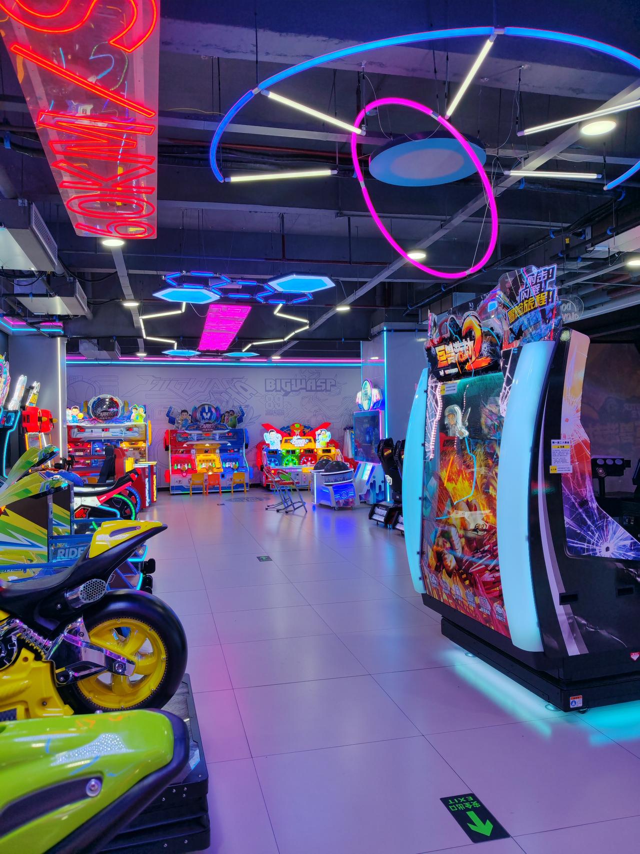 小县城开一座万达广场，其他商业综合体全部倒闭，好大一间游戏厅，一个人都没有，除了