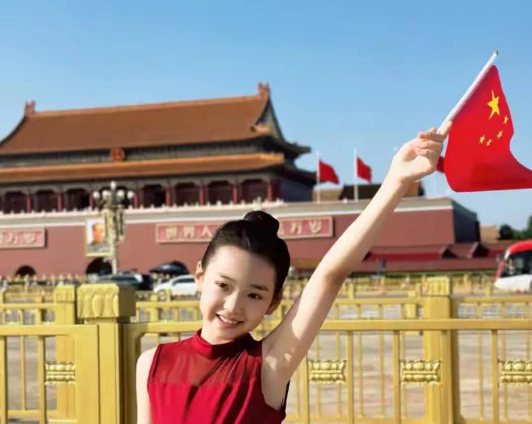 董璇女儿小酒窝国庆举动超圈粉，实力为妈妈争光！国庆佳节，处处洋溢着喜庆的氛