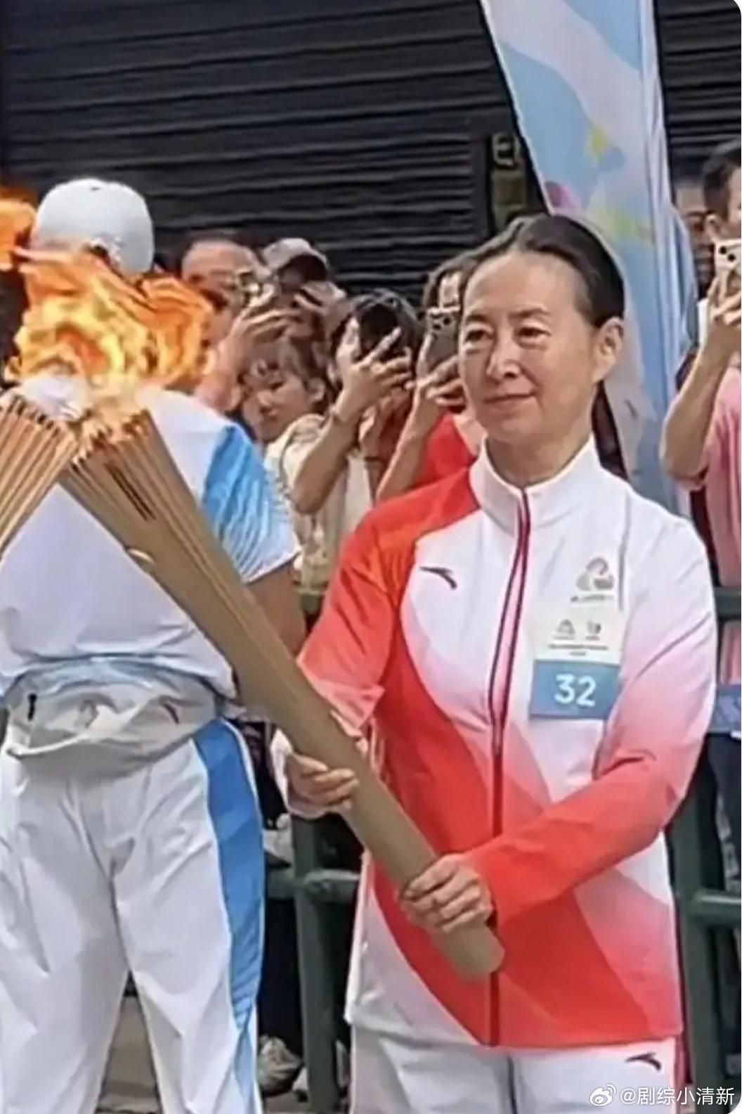 何超琼素颜参加奥门火炬传递，精神状态特别好。还让记者拍照，坦然接受老去，很令人敬