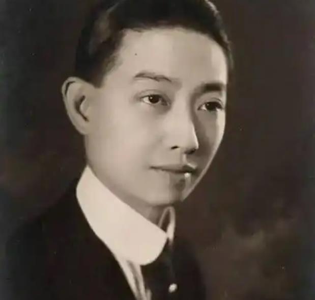 戏子在古代陪侍权贵上床是惯例，像梅兰芳都是被冯耿光，从相光堂子赎出来的，甚至不断