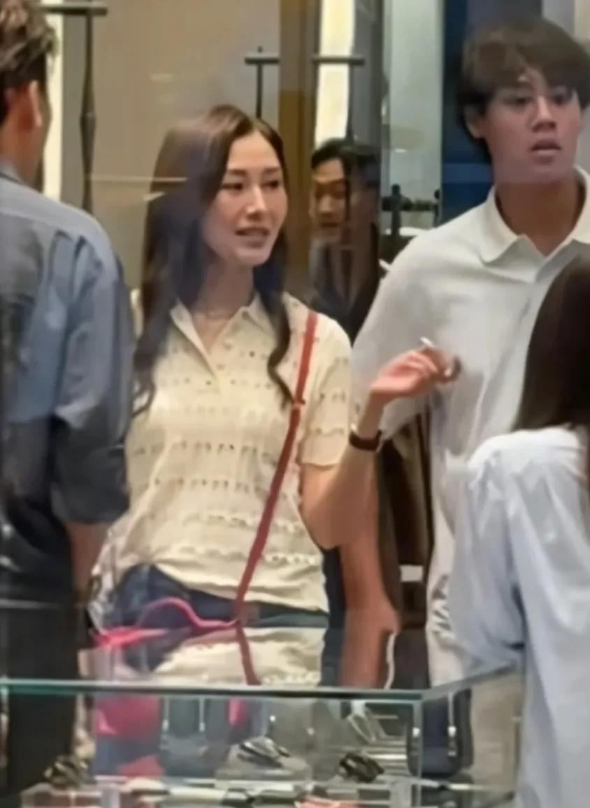 李嘉欣和儿子现身英国，她14岁的儿子这是男大十八变吧，基因优点终于凸现出来了啊！