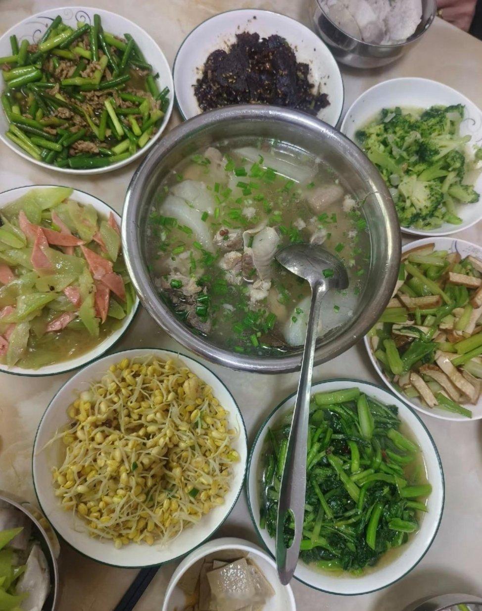上菜了，去朋友家吃了两顿大餐……