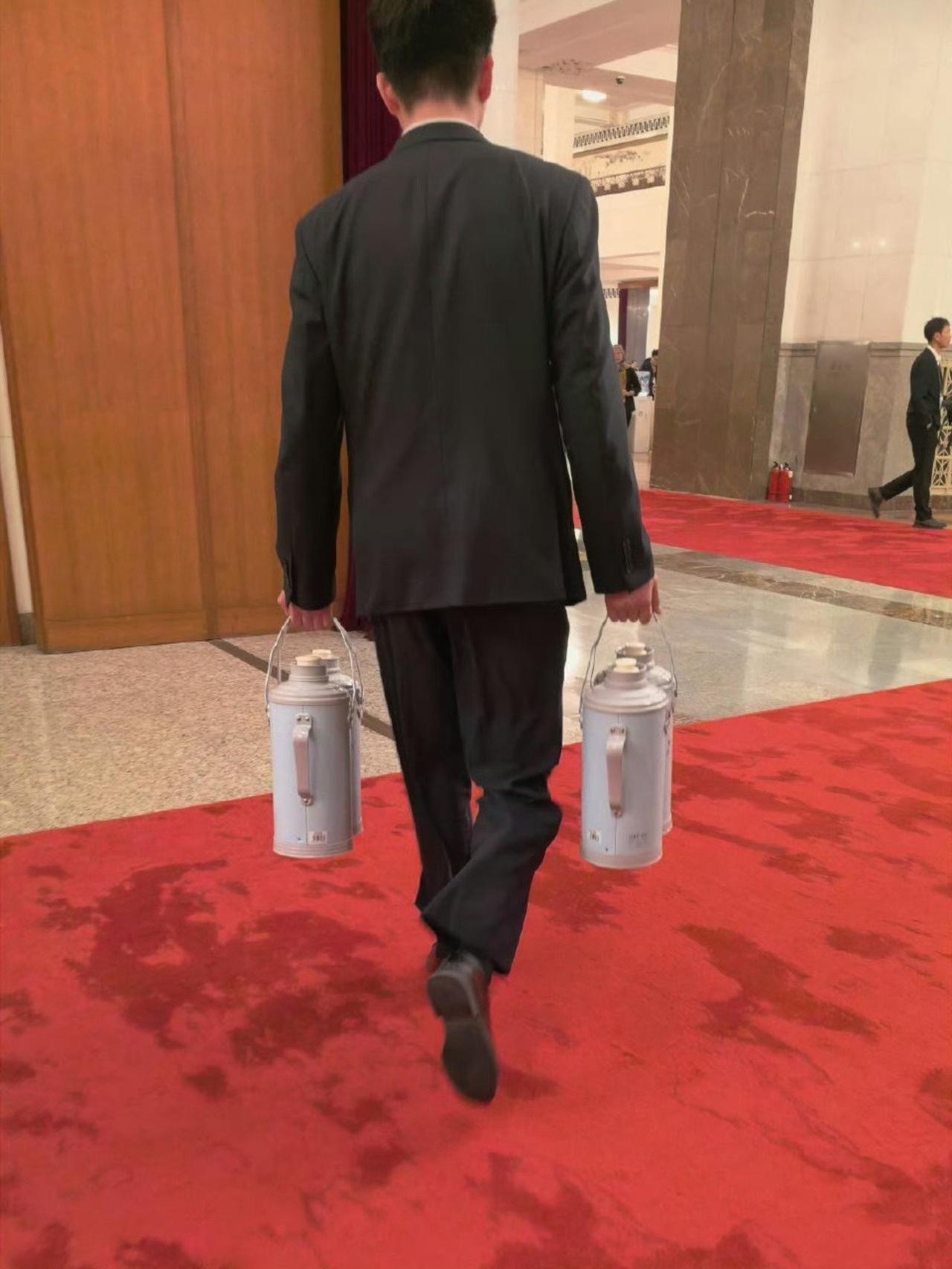 人民大会堂的热水瓶用了30年！ 两会期间，当一个个“长枪短炮”瞄准会场之时，