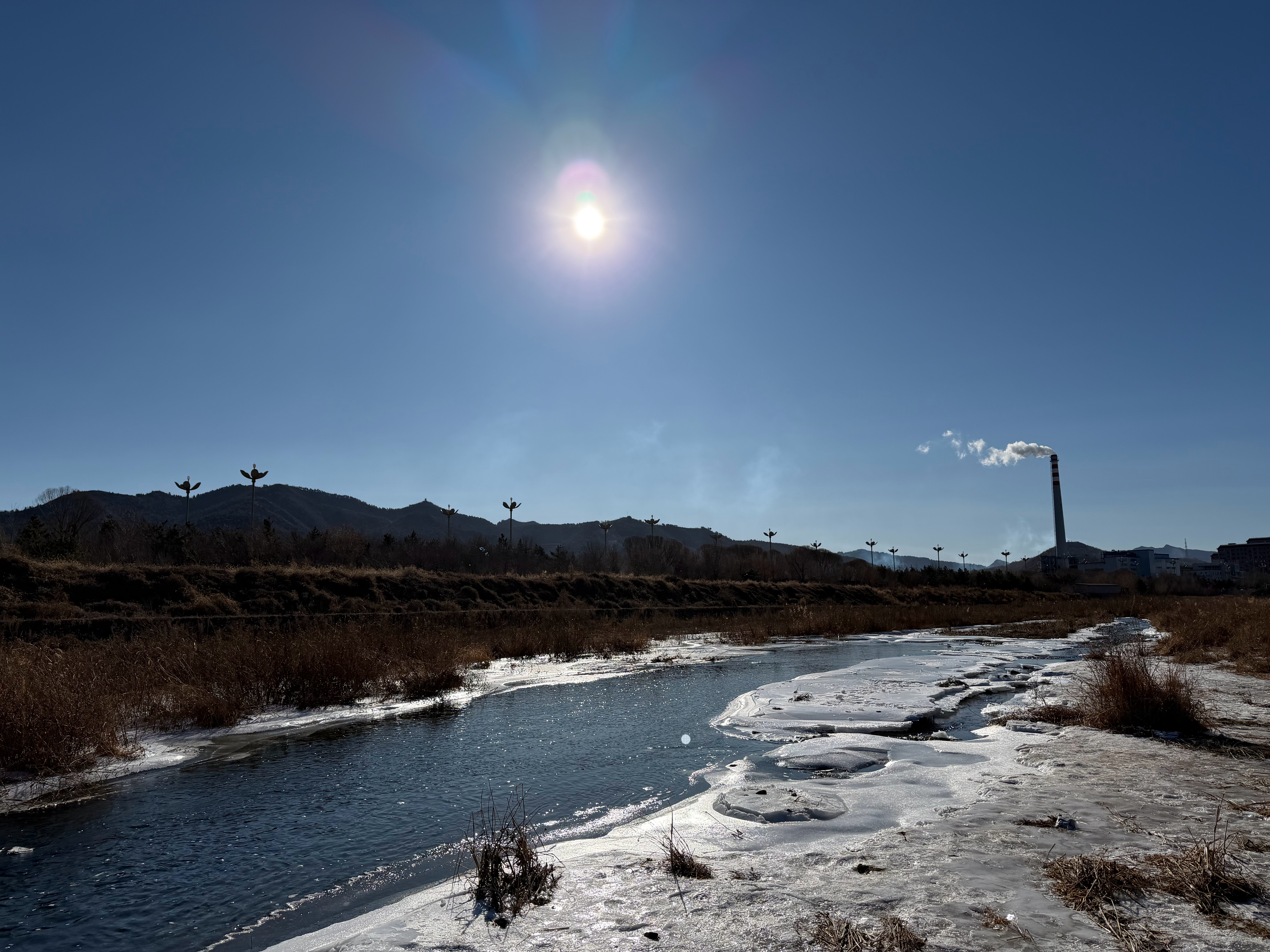 来个直接怼太阳的对比。顺序是iPhone17ProMax，GalaxyS