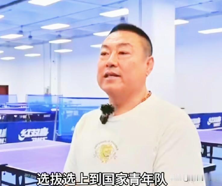 笑死我了！梁靖崑父亲采访，强调大胖是自己打进的国家队！果然！有钱人最怕别人以
