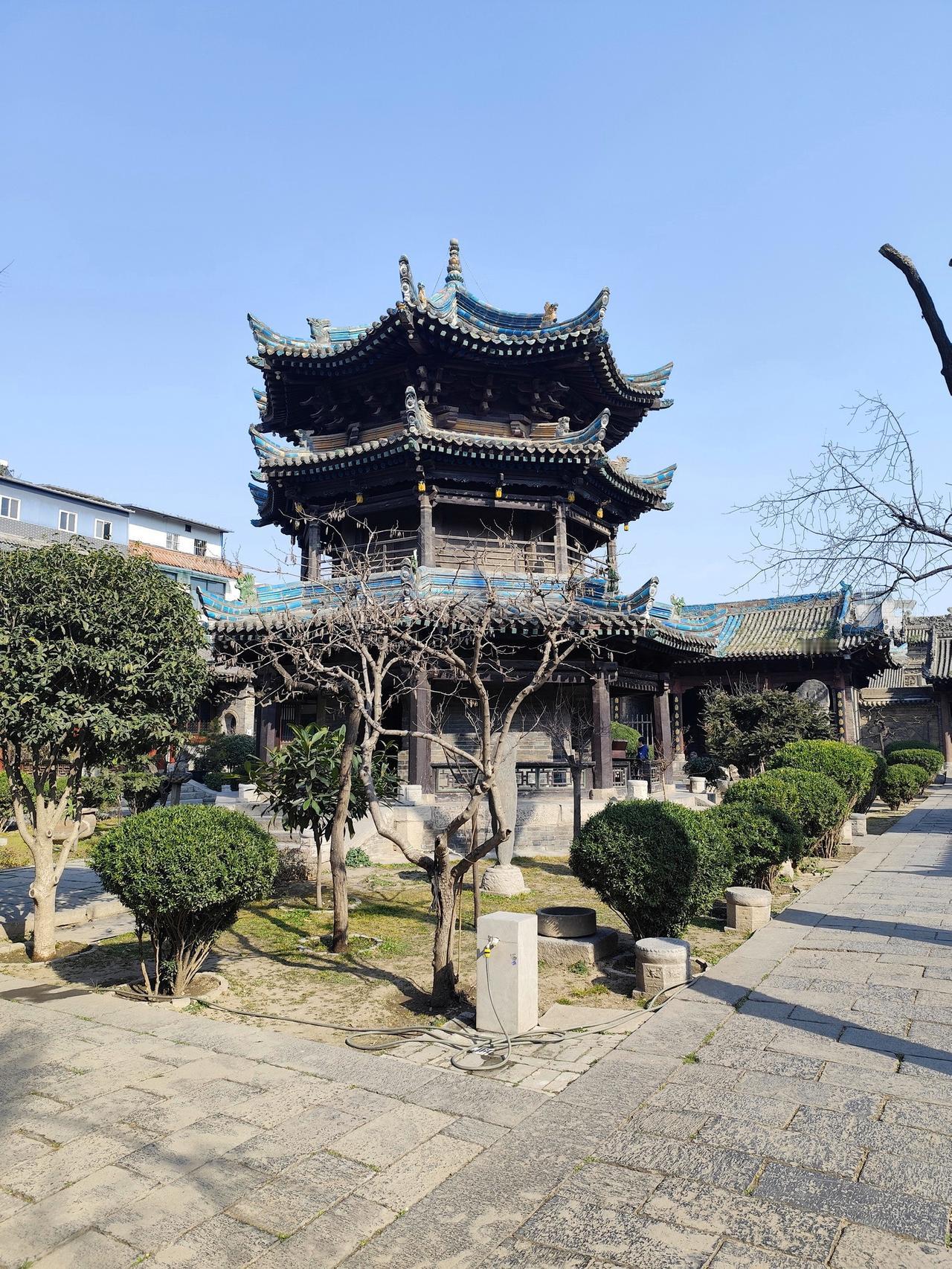 清真大寺严格遵循中国传统院落形制，沿中轴线依次展开四进院落，其间亭台楼阁错落，牌