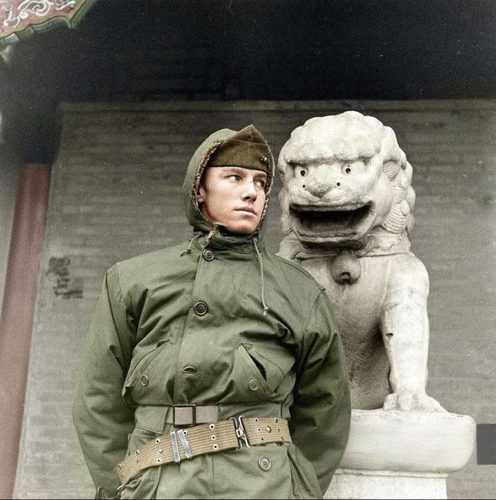 1946年，身着M47军装的美军海军陆战队士兵正在山东青岛天后宫前警戒。19