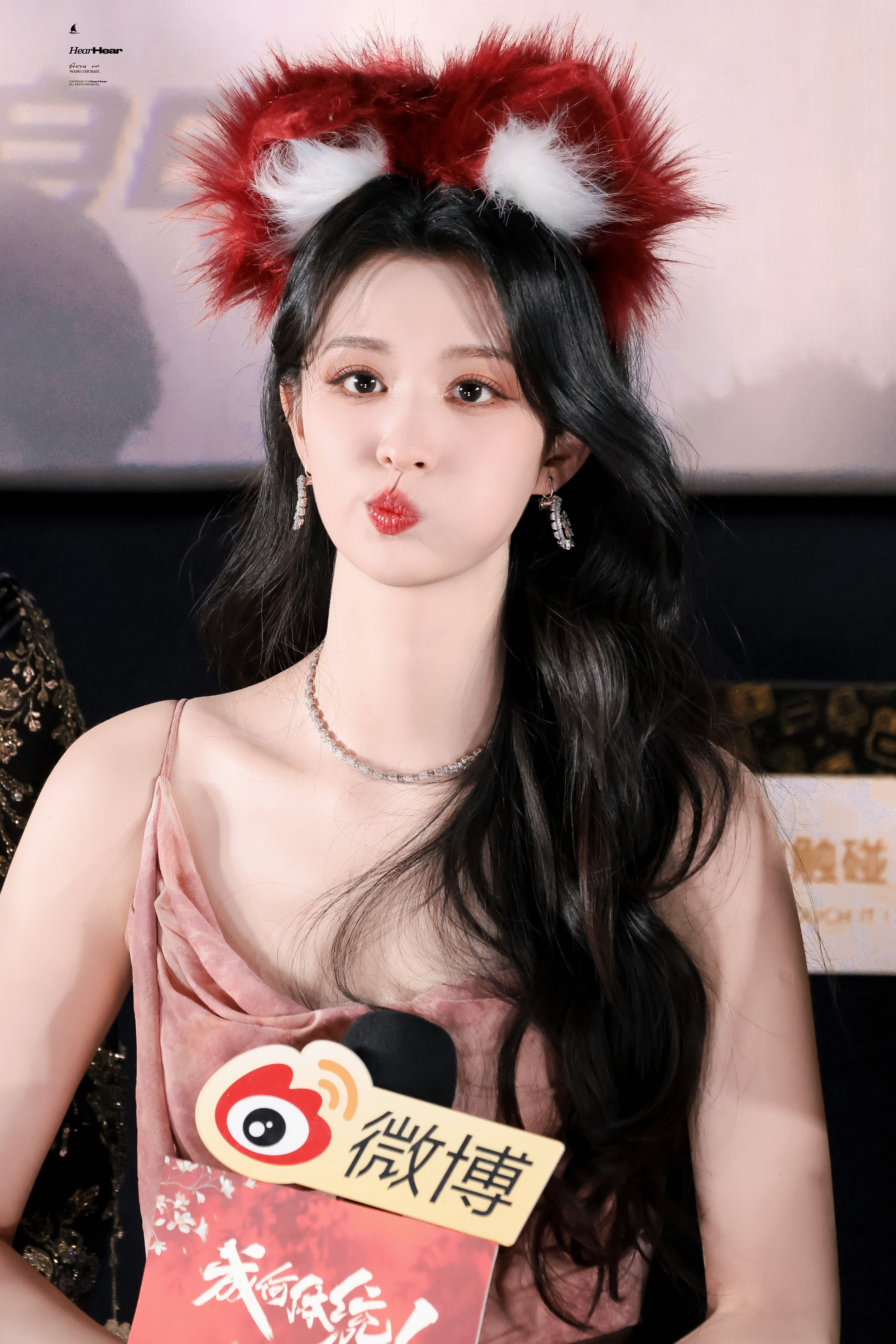 王楚然红狐入梦，粉黛迎春，指尖轻扬便是满堂春意。