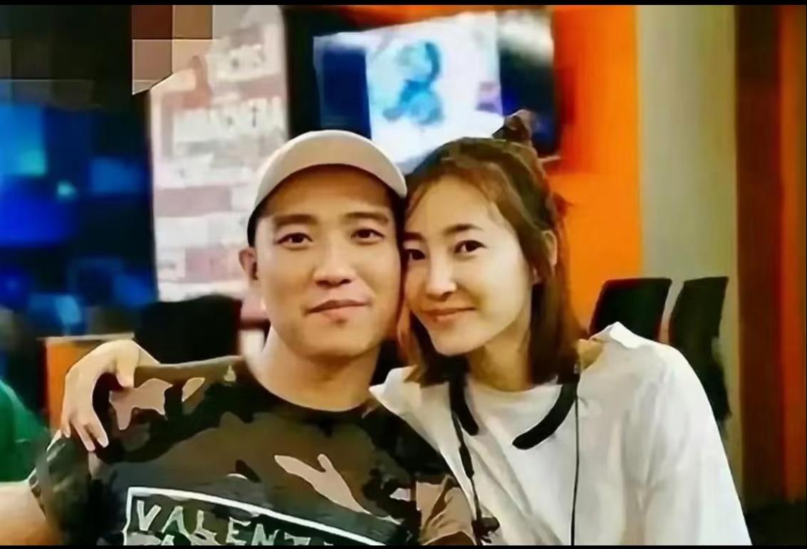 说王丽坤是恋爱脑本脑，真是一点也不为过。她老公詹浩礼是北京人，学历低，早年在