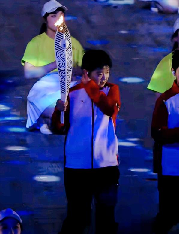 火炬手孙颖莎是不是又跑错位置了？网友说：彩排时老师带着也跑错了！昨天河北省运会