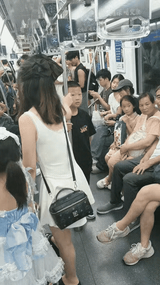 他也想有一个这样的大玩具