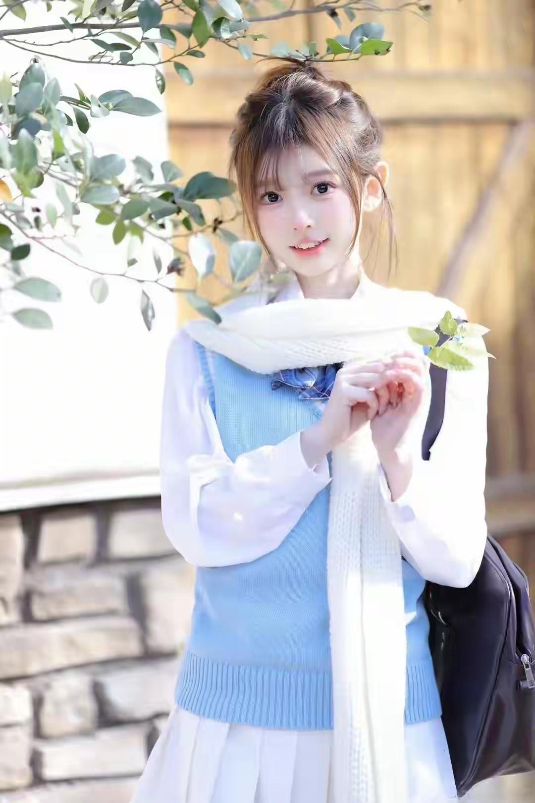 冬日暖阳下，少女手捧花枝，笑靥如花上联：冰天雪地送冬去，请您来下联把你家宝宝可