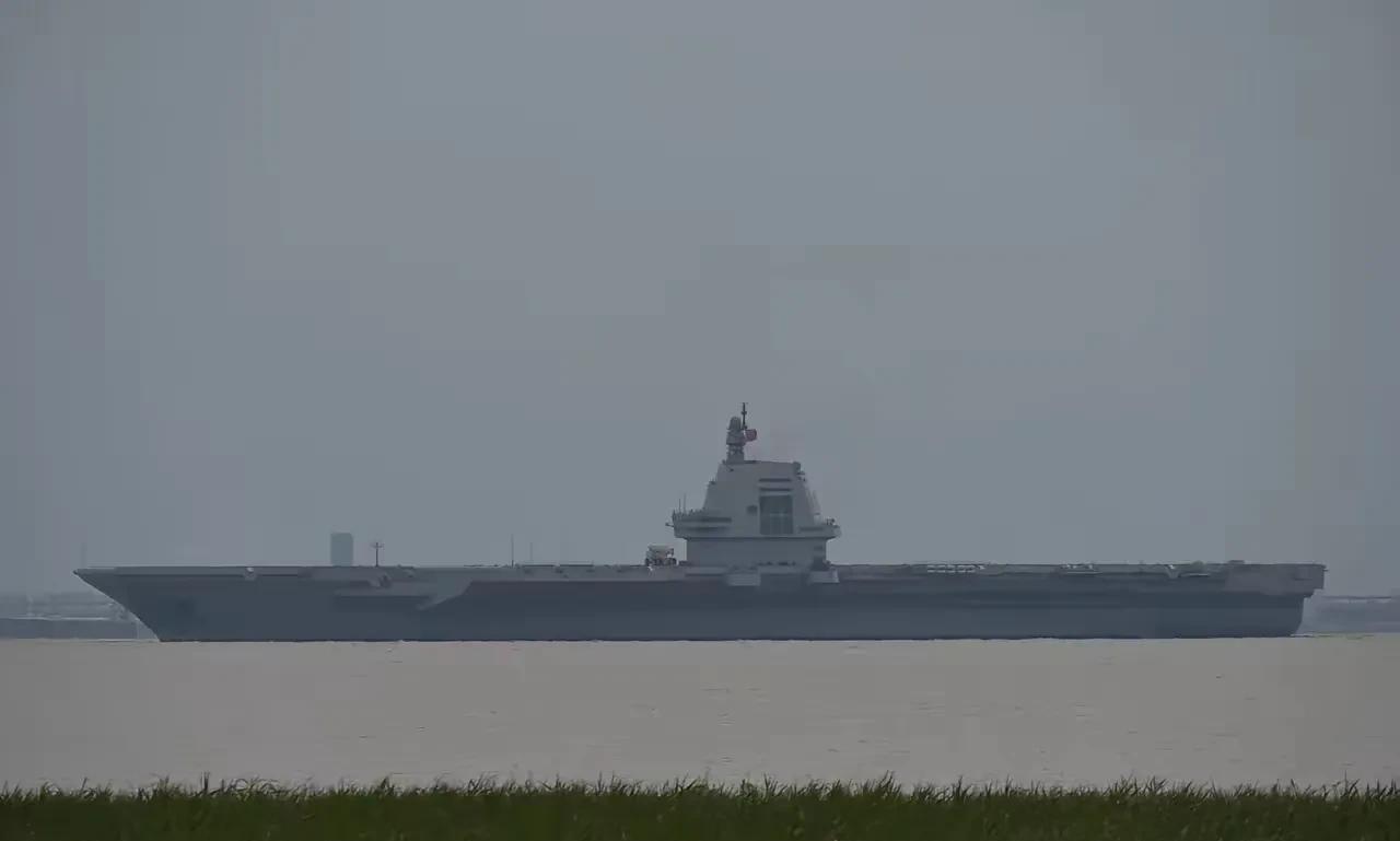 18号舰一路南下，甲板上空空荡荡，绝对不是海试，这次要去接机了，再看就是满夹板的