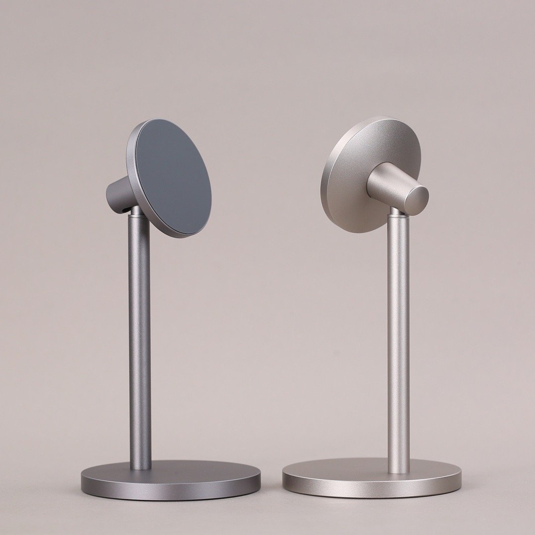 小风扇外形设计的桌面纯磁吸支架，底座跟立杆都是实心结构，铝合金质感也是很在线。[