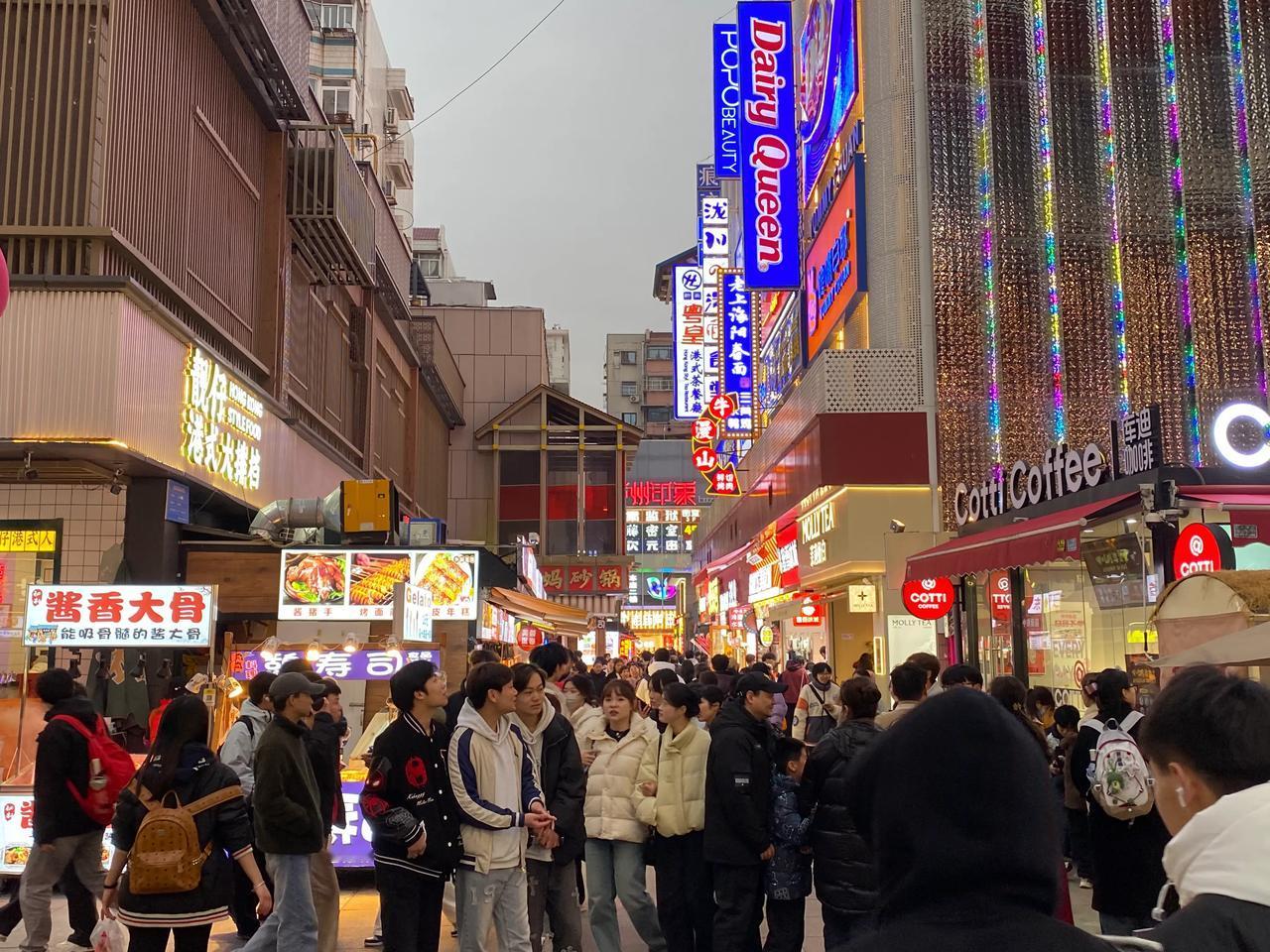 3月15日，周六，阴天，温度低合肥淮河路步行街人气也是非常旺淮河路步行街，现