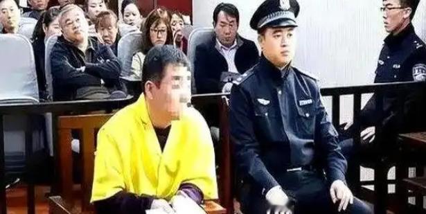 "这就是欺负老实人的下场！"2005年，辽宁抚顺，一男子得了脑癌，病情好转后，摆