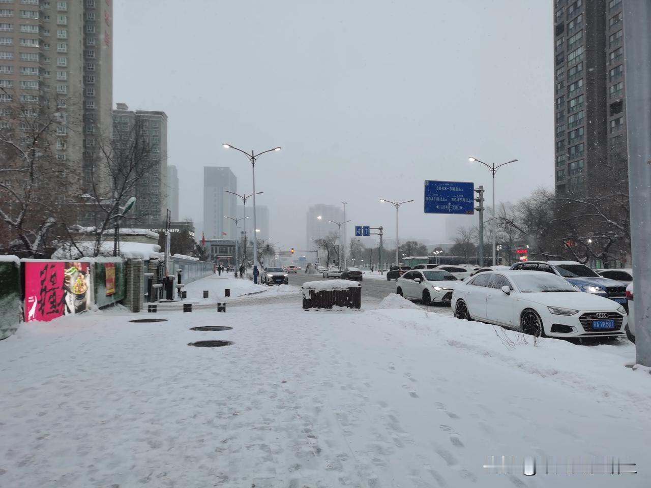 乌鲁木齐的今天这场雪，瞬间降雪量不算大，但架不住持续时间长，从早上可能不到八点就