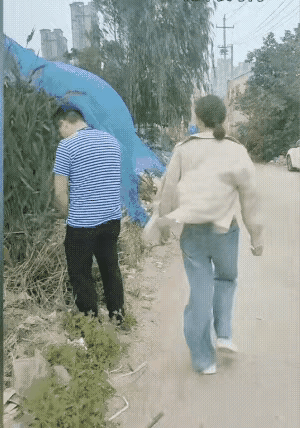“没眼看啊[无奈吐舌]”！这是发生在马路边的一件事！一女子看到一男子在路边小便，竟然