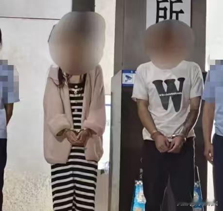 这俩人馋鬼投胎。云南，一个餐厅老板给顾客安排餐食，配送的人员当面完成签收，谁料想