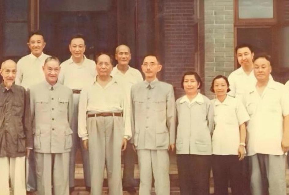 这张照片拍摄于1950年，记录了杨开慧的哥哥杨开智与毛主席难得的相聚。当时毛主席